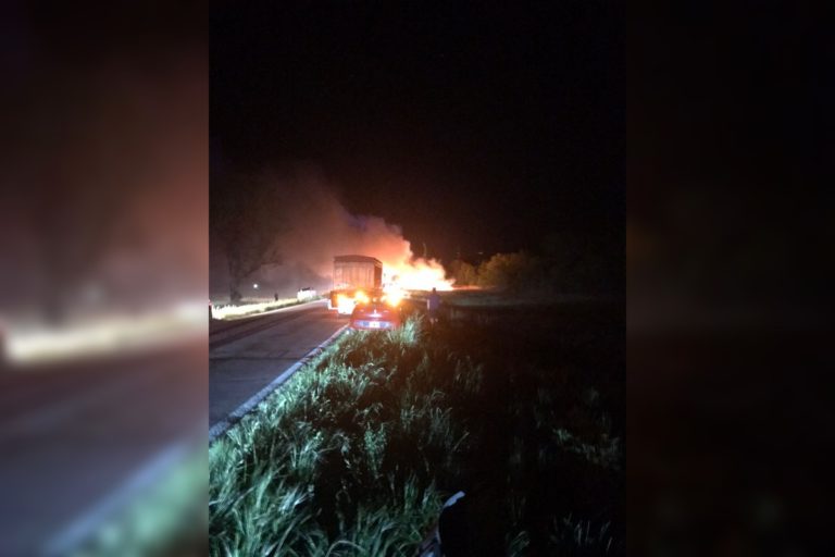 El fuego destruyó un camión cargado de vehículos en ruta Nacional 5 a 30 km de Santa Rosa