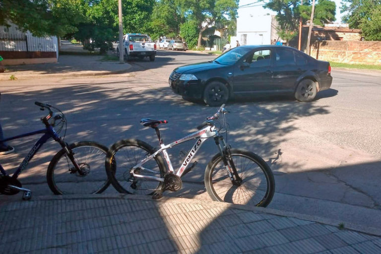 Dos jóvenes de 13 años hospitalizados tras un siniestro vial entre un auto y dos bicicletas