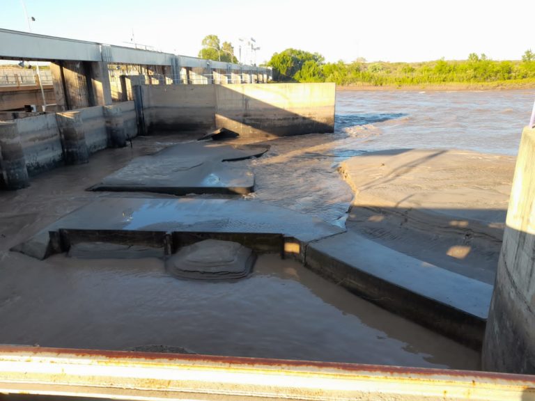 Por las importantes lluvias en Rincón de los Sauces, cierran preventivamente el canal matriz en el río Colorado