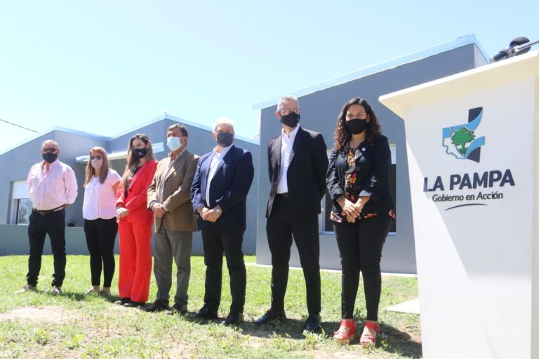 Entregaron seis viviendas en Alta Italia “hay casi 20 mil pampeanos esperando una casa”, aseguraron desde el IPAV