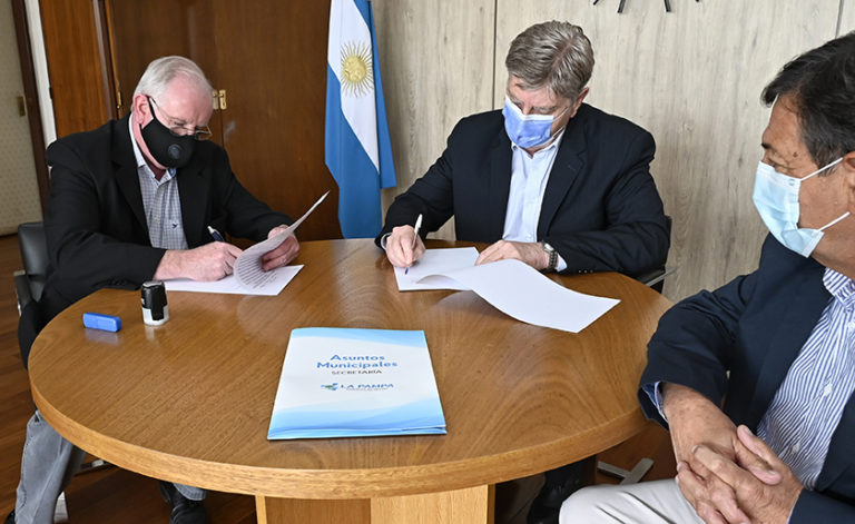 Firmaron convenio para obras en Vértiz: “Haremos entre 10 y 12 cuadras de asfalto”