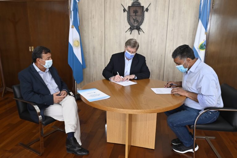 Firman convenio para ampliar la red de gas natural en La Adela por 14 millones