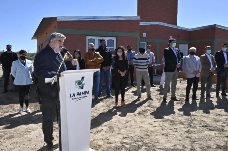 Santa Isabel festejó su aniversario con entrega de viviendas y firma de convenios