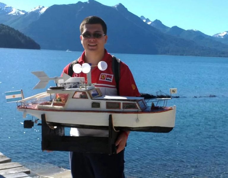 Hizo una réplica de un barco de 1932 para la escuela, ganó un concurso y un astillero le ofreció trabajo