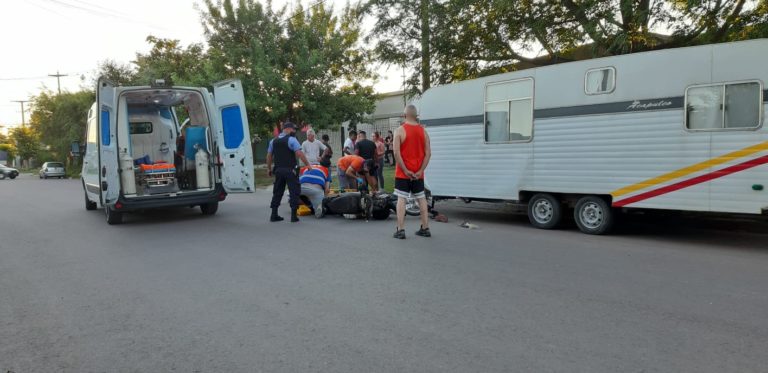 Trasladan motociclista tras colisionar contra una casilla rodante que se encontraba estacionada