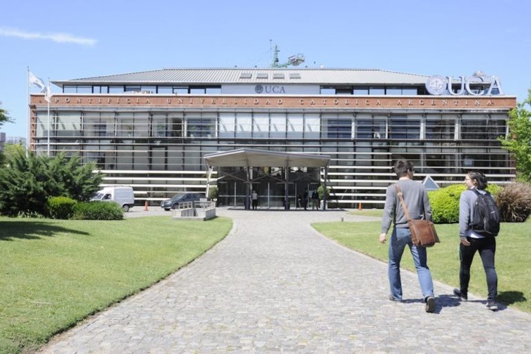 Fue a votar a la UCA, quedó flechada en su mesa y ahora lo busca en redes