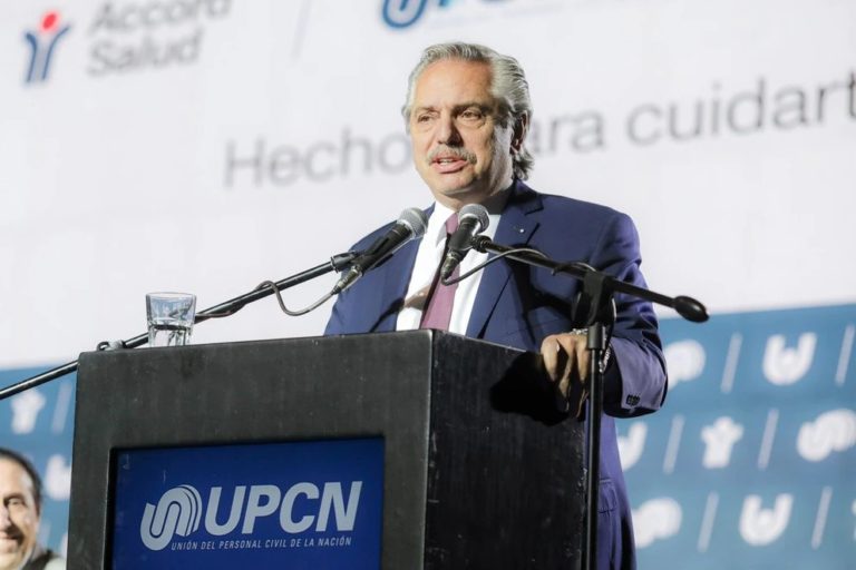 Alberto Fernández se refirió a la frase de Macri: “Yo también podría acordar con el FMI en cinco minutos, pero no podría mirarlos a los ojos a ustedes”