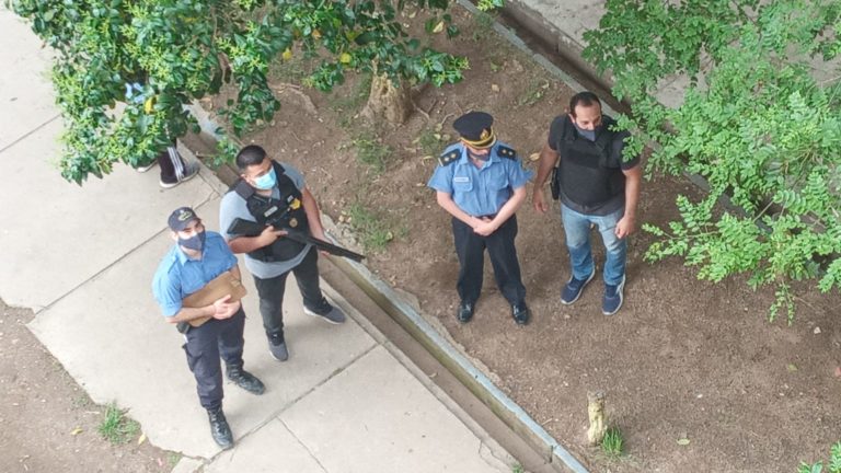 Allanamientos en el “Malvinas Rojo” por el robo a una casa de barrio Roca: Demoraron a un hombre y recuperaron $18 mil pesos
