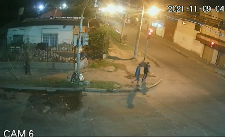 Un policía de la Ciudad baleó a dos delincuentes en medio de un asalto piraña en Merlo: uno tiene 15 años