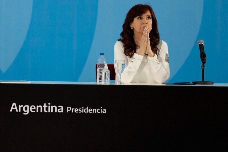 Mediante una larga carta, Cristina Kirchner se refirió a la deuda con el FMI: “No tengo la lapicera, la tiene el Presidente”