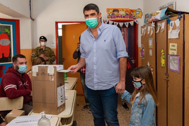 Bensusán votó, se mostró optimista y analizó que en septiembre “recién salíamos de la pandemia y la gente votó con enojo”