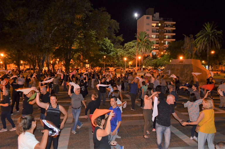 Día de la Tradición: Esta noche habrá un “pericón gigante” en la plaza San Martín
