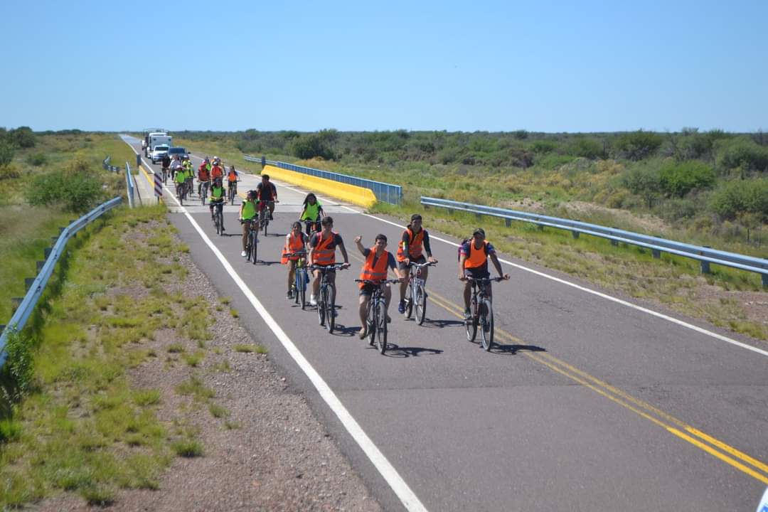Estudiantes de Santa Isabel realizaron una bicicleteada de concientización por el río Salado