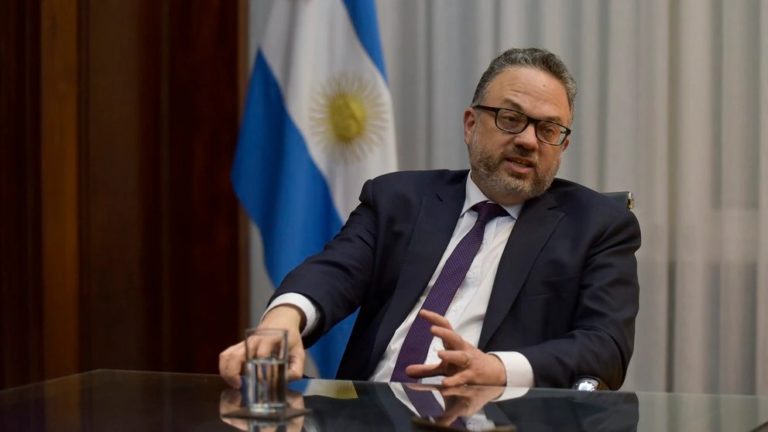 Kulfas defendió la prohibición de los pasajes en cuotas: “La gente que viaja al exterior no es pobre, el que quiere ir que se lo pague”