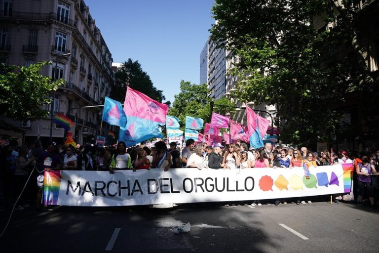 Marcha del Orgullo: Miles de personas se movilizan en reclamo de una Ley Integral Trans