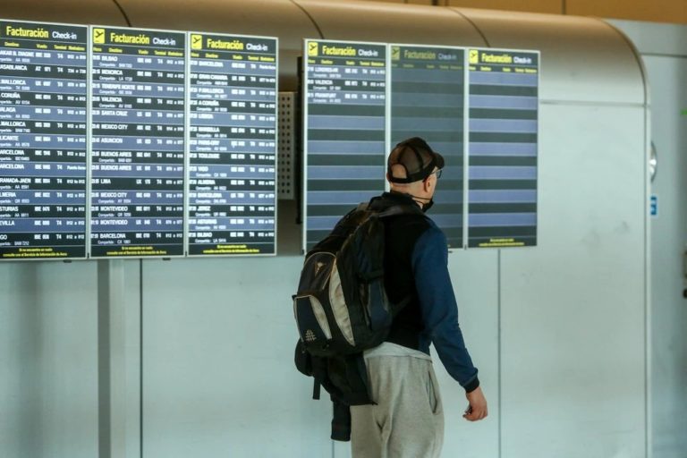 El Banco Central prohibió a las tarjetas de crédito vender pasajes al exterior en cuotas