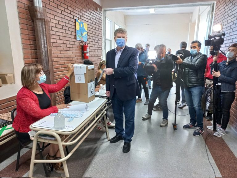 El gobernador Sergio Ziliotto votó y deslizó que puede haber “cambio de nombres, pero no de políticas”