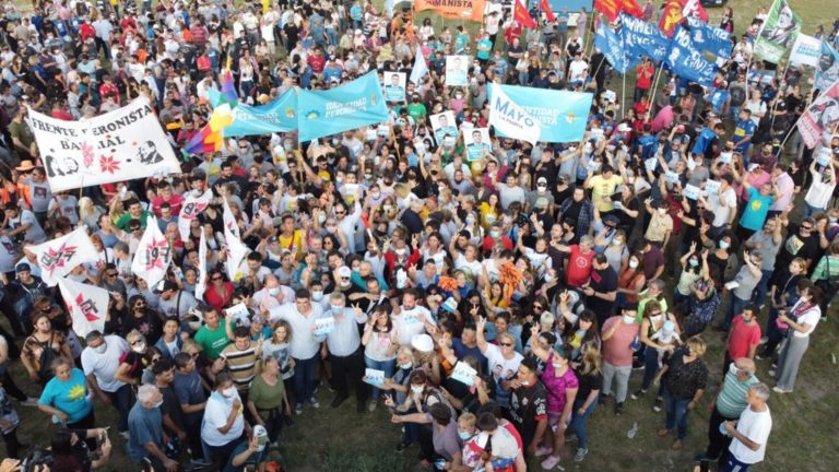 El Frente de Todos cerró la campaña en Santa Rosa con una multitudinaria caminata: “Este domingo se juega el futuro de nuestra Provincia”