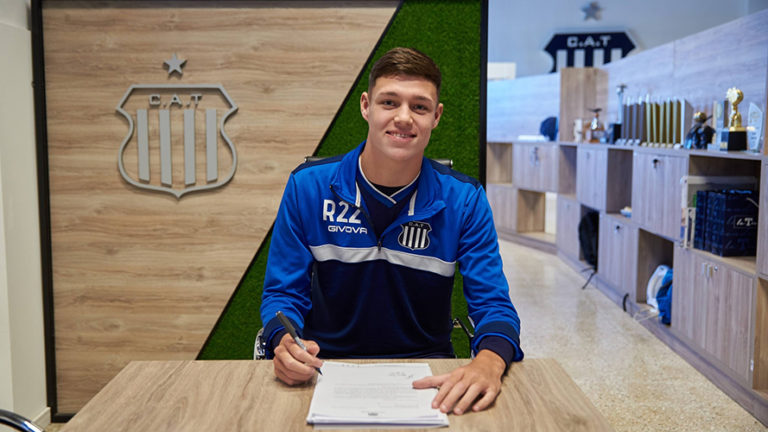 El juvenil piquense Tomás Palacios firmó su primer contrato con Talleres de Córdoba