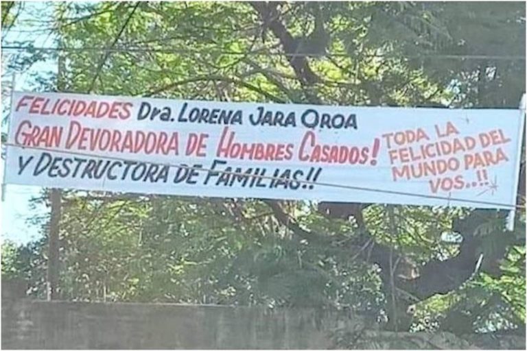 Paraguay: “Destructora de familias”, le colgaron un pasacalles por infiel y su reacción fue insólita