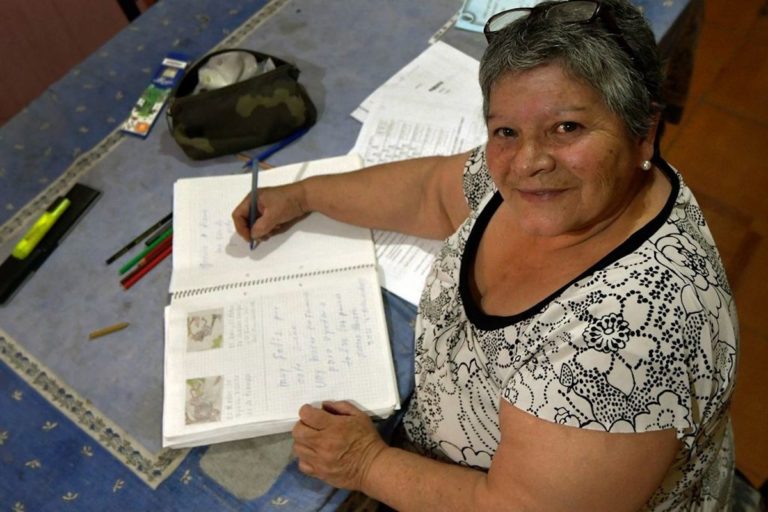 Espíritu de superación: Trabaja desde niña en Mendoza, a los 61 años terminó la secundaria y está decidida a ser enfermera