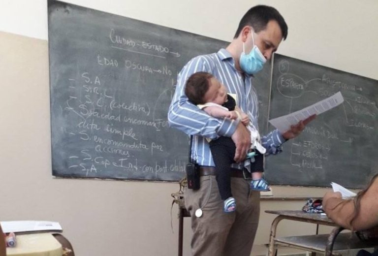 Buenos Aires: un profesor cuidó a la beba de una alumna para que ella tome la clase
