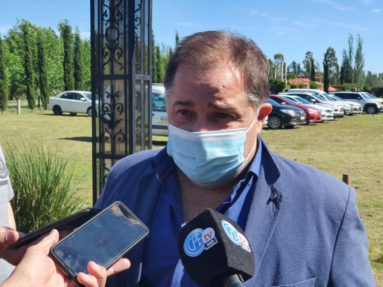 “Los peronistas estamos militando, no nos peleamos, nos reproducimos”, afirmó Pedehontaá al ingresar a la cumbre peronista