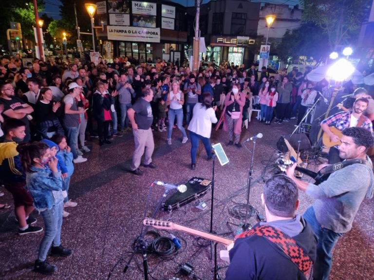 Juntos por el Cambio cerró la campaña en General Pico con el show de Tinku