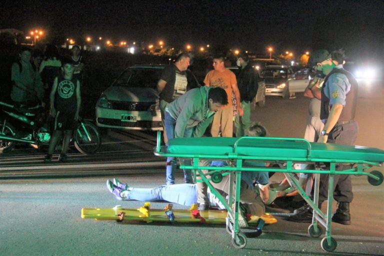 Una mujer cayó de su moto en barrio Federal y fue hospitalizada con golpes