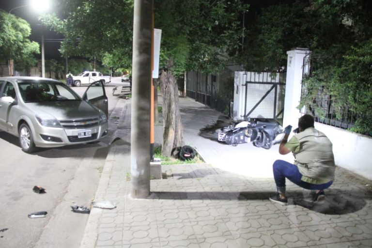 Dos jóvenes fueron hospitalizados tras protagonizar un accidente de tránsito en calle 21