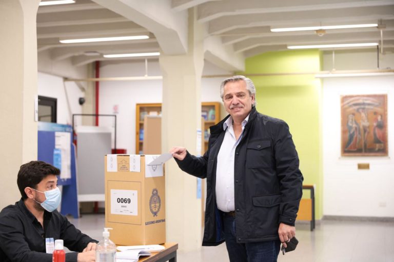 Alberto Fernández votó en la UCA de Puerto Madero: “Hay que seguir trabajando para que el país siga de pie”