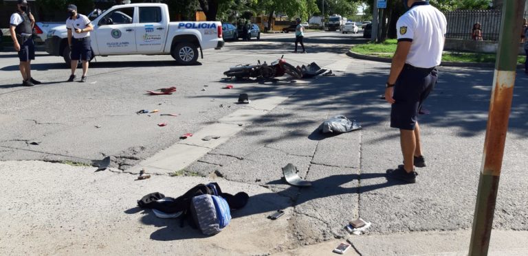 Fuerte choque en calle 5 y 108: Un hombre fue asistido y trasladado al Hospital