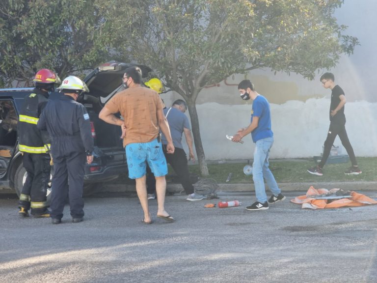 Herramienta que permanecía caliente provocó principio de incendio en el baúl de un auto: Bombero de civil sofocó rápidamente el fuego