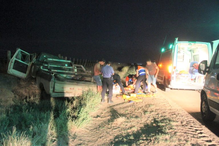 Camioneta se despistó y chocó contra un montículo de tierra en Ruta 7 camino a Metileo: Una pareja y tres menores fueron hospitalizados