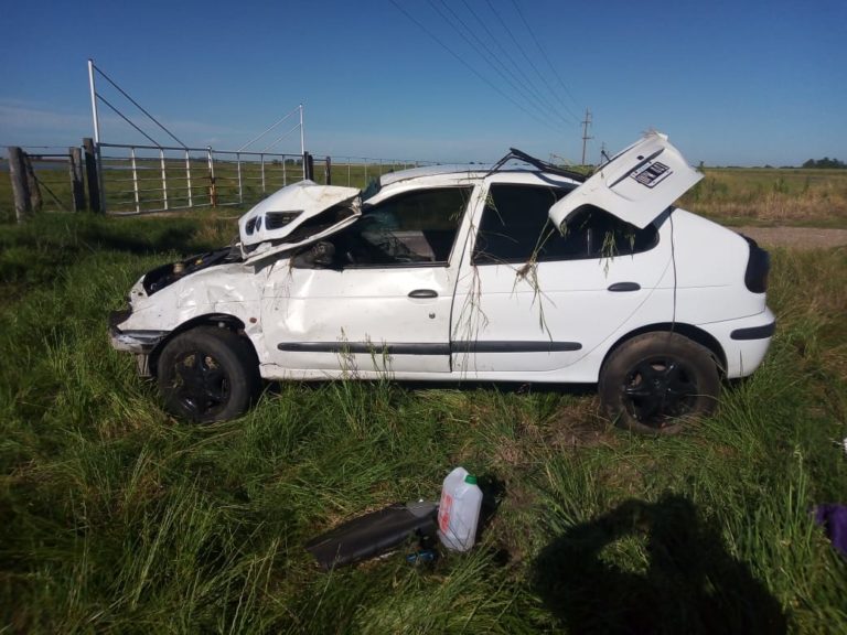 Volcó un auto entre General Pico y Trenel: el conductor fue hospitalizado