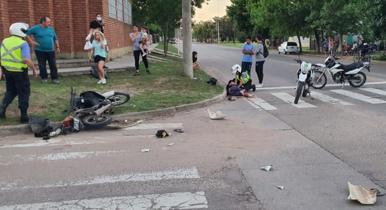 Grave accidente en calle 10 y 103: Un joven fue hospitalizado con lesiones, entre ellas, una fractura expuesta en el pie derecho