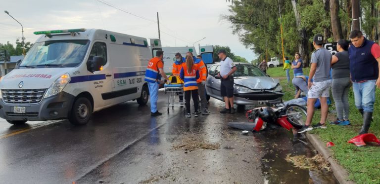 Fuerte choque frontal en barrio Carlos Berg: Una mujer y un menor fueron hospitalizados