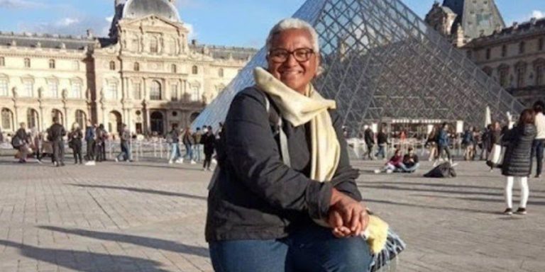 No quiso cuidar a sus nietos, vendió todo y se fue a viajar por el mundo