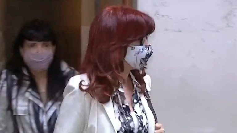 Confirman que Cristina Kirchner evoluciona bien y que el pólipo que le extirparon es benigno
