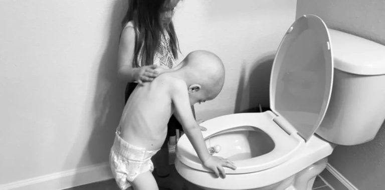 Estados Unidos: la historia de una foto terrible, una niña consuela a su hermanito enfermo de cáncer