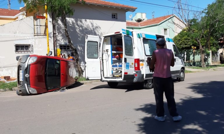Choque y vuelco con lesionados en pleno barrio Empleados de Comercio