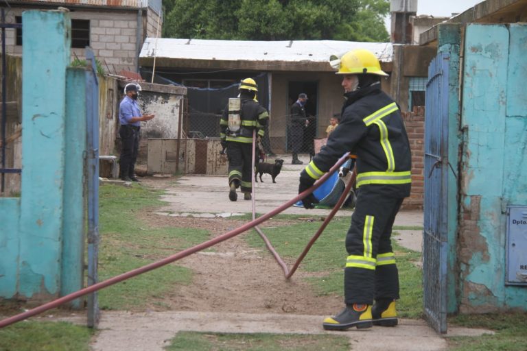 General Pico: Tras un principio de incendio, trasladaron un mujer y un niño al hospital local