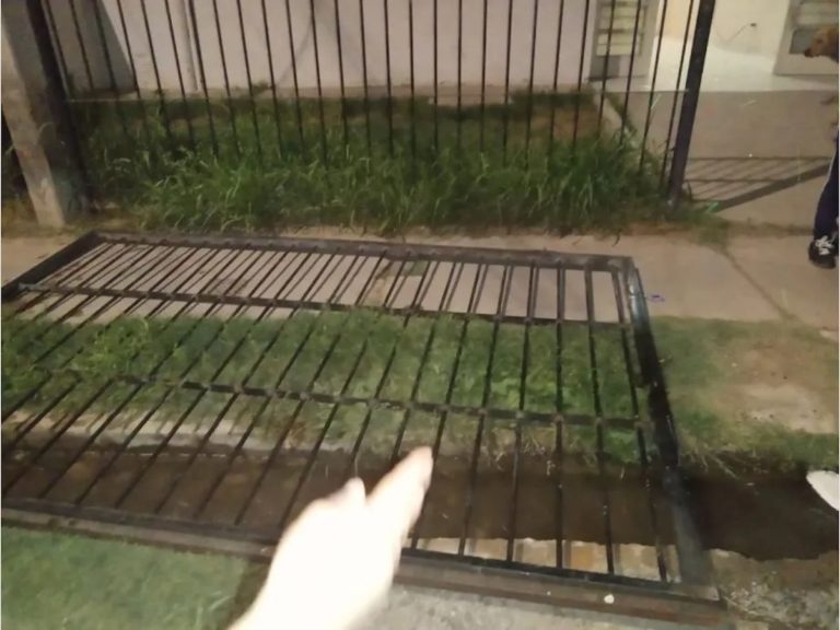 San Juan: un portón metálico de una unión vecinal cayó sobre una nena y no pudieron salvarla