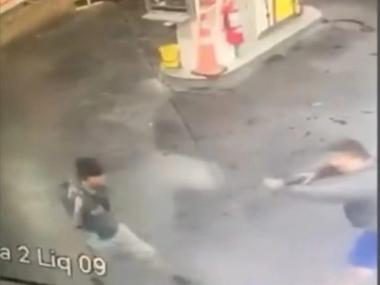 Video: un policía le disparó a un hombre que amenazaba a una mujer con cuchillos en una estación de servicio en Parque Patricios