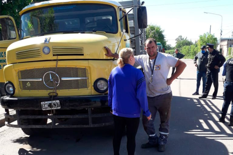 Grave incidente en General Pico: Un joven resultó herido luego de que la cubierta de un camión explotara