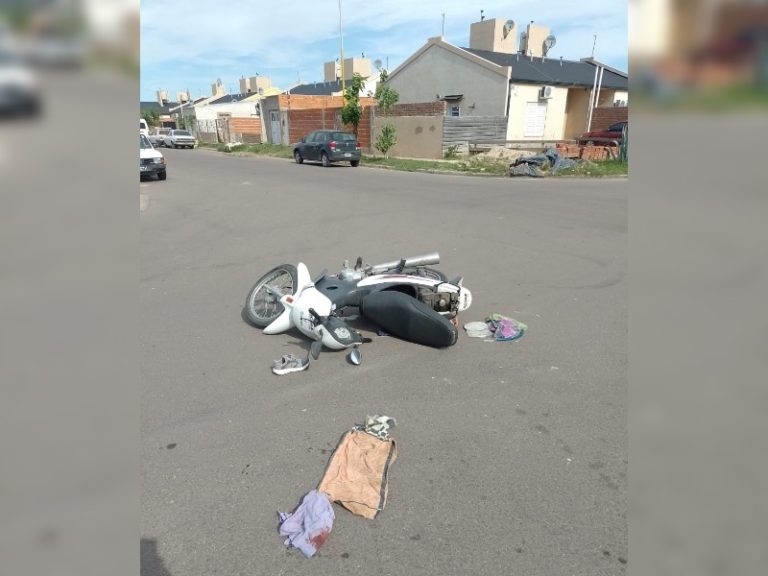 Chocó con una moto en barrio Federal, se “asustó” y se fue, pero luego regresó: Una mujer fue trasladada al Hospital