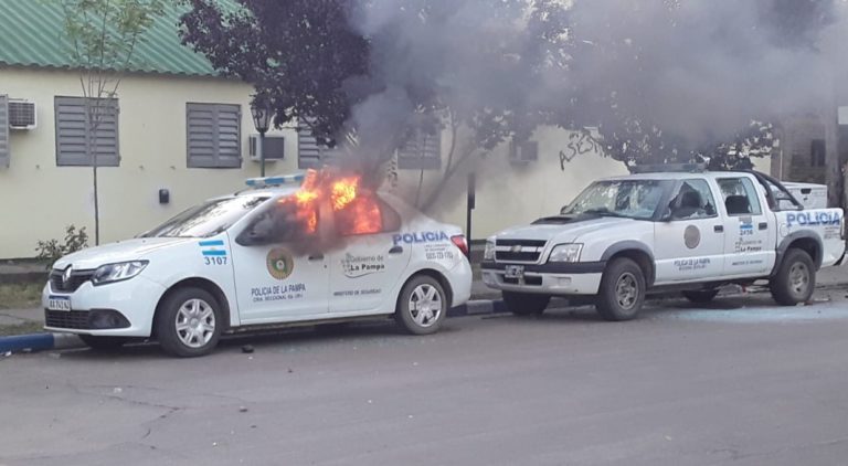 #JusticiaPorLucio | VIDEOS: Furia, patrulleros prendidos fuego y “piedrazos” a la Policía durante la movilización en Santa Rosa
