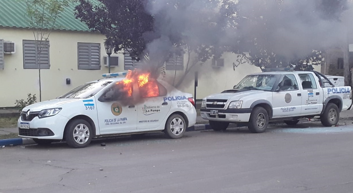 #JusticiaPorLucio | VIDEOS: Furia, patrulleros prendidos fuego y “piedrazos” a la Policía durante la movilización en Santa Rosa