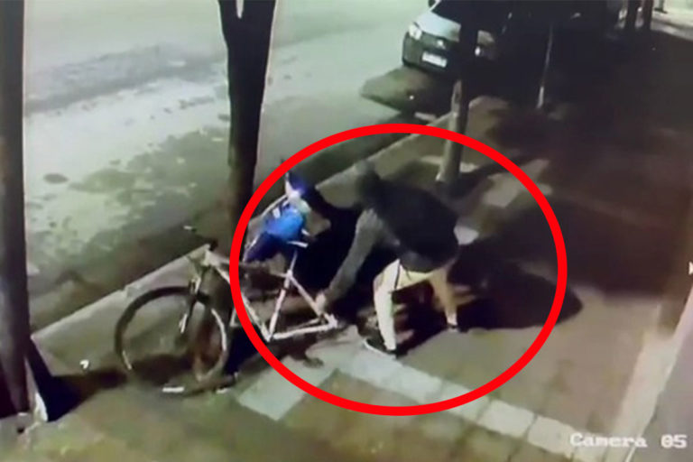 General Pico: Robó la rueda de una bicicleta y quedó captado por las cámaras de seguridad