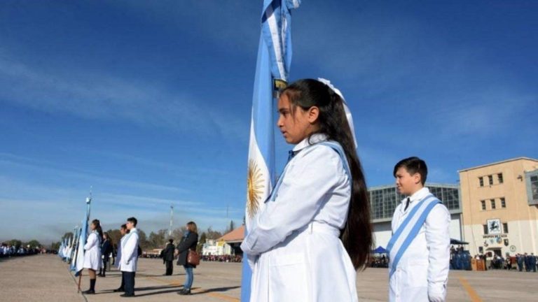 “Docentes por La Pampa” en contra de eliminar la figura del abanderado: “Los estudiantes tienen derecho a tener un reconocimiento cuando se esfuerzan”